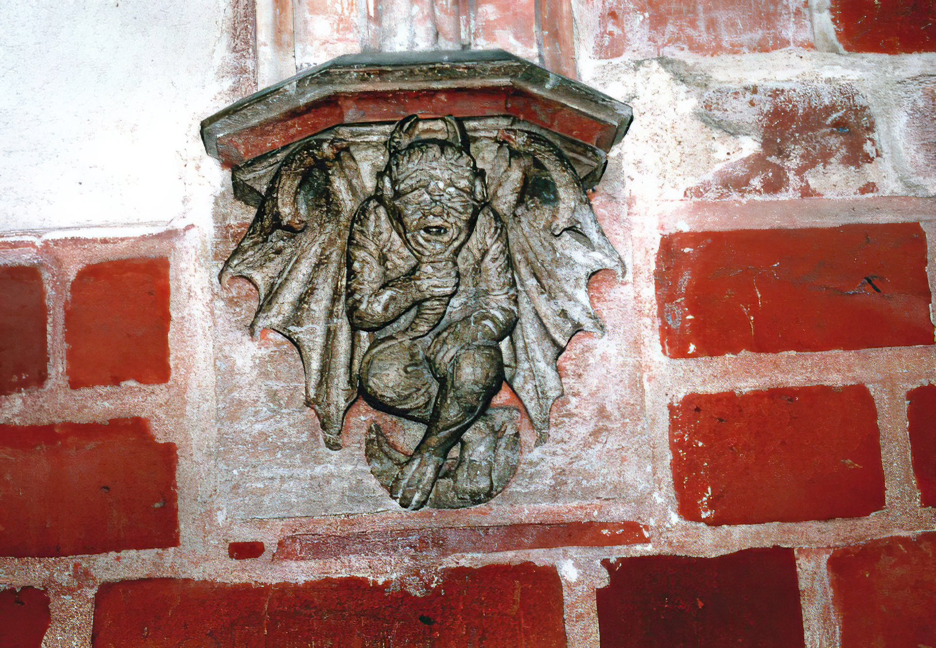 Un corbel con una escultura del diablo del castillo de Malbork, demostrada como figura C4 en mi tratado polaco [4B] y también como figura N5 en mi monografía [1/4].