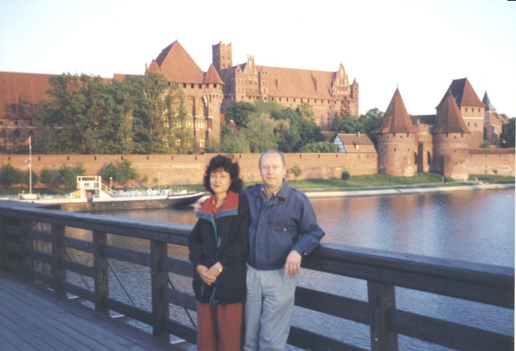 Fot. #B1 (R1 z [10]): Dr Jan Pająk z żoną przed zamkiem w Malborku. Maj 1995.