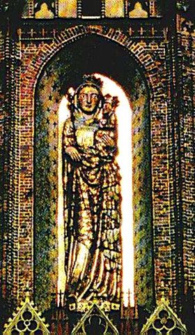 Una vecchia foto del primo piano della faccia di 8 tester di statua alta dello stucco del virgin Mary dal castello di Malbork.