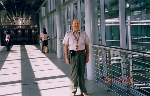 Dr Jan Pajak w mostku po niebie z KLCC w Kuala Lumpur (grudzien 2002 roku)